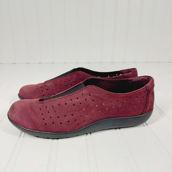 Clarks Collection Women Burgundy Suede Nubuck Slip On Suede Loafers B89 - Picture 1 of 11